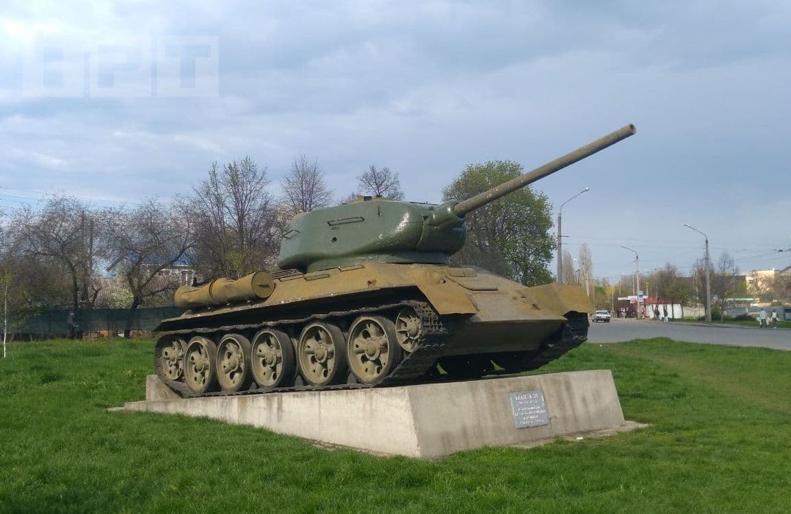 Полтавський танк-пам'ятник Т-34 передадуть до музею авіації