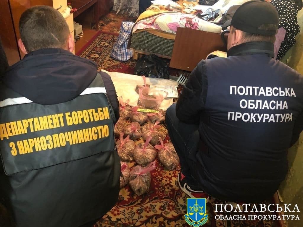 Правоохоронці затримали групу полтавців, які продавали наркотики