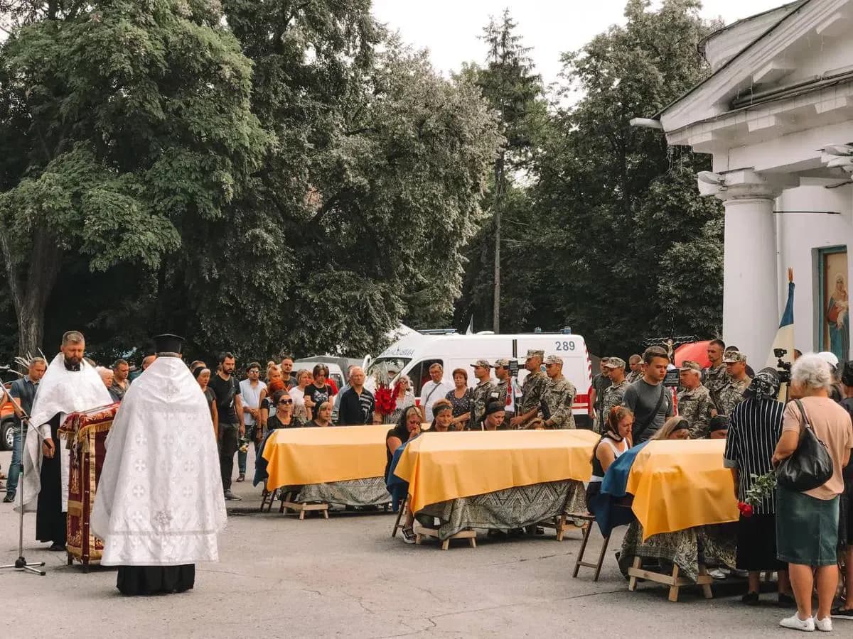 У Полтаві провели в останню путь трьох захисників України