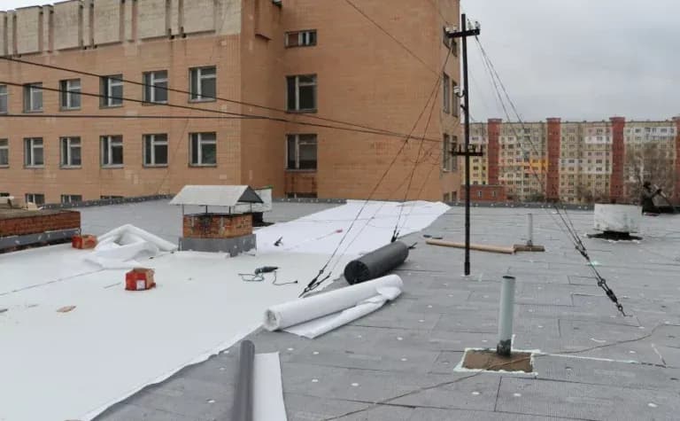 «Дах у жахливому стані»: у Полтаві ремонтують дитячу міську лікарню