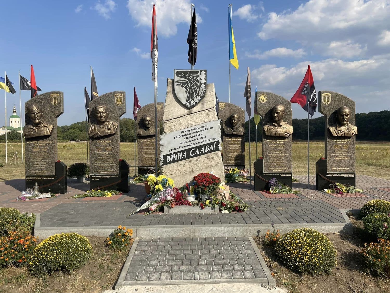 У Холодному Яру відкрили пам'ятник на честь полтавця Юліана Матвійчука