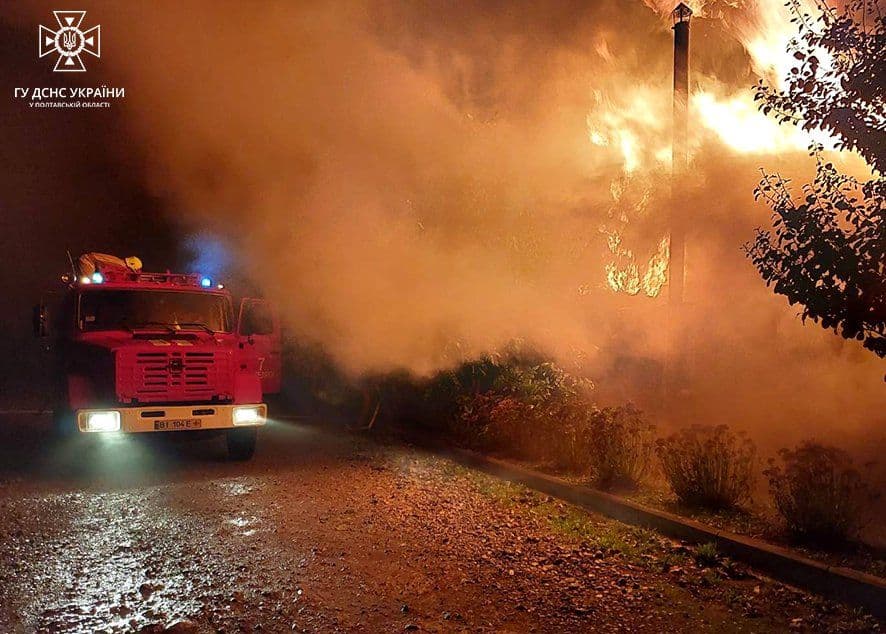 На Полтавщині три години гасили пожежу в приватному будинку