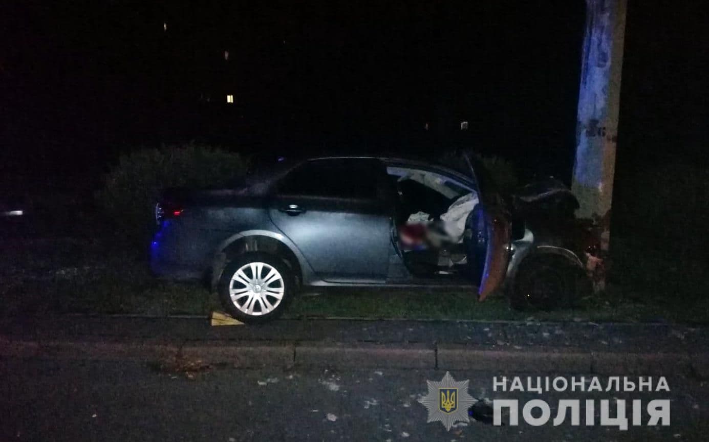 У Полтаві водій врізався в електроопору і загинув на місці