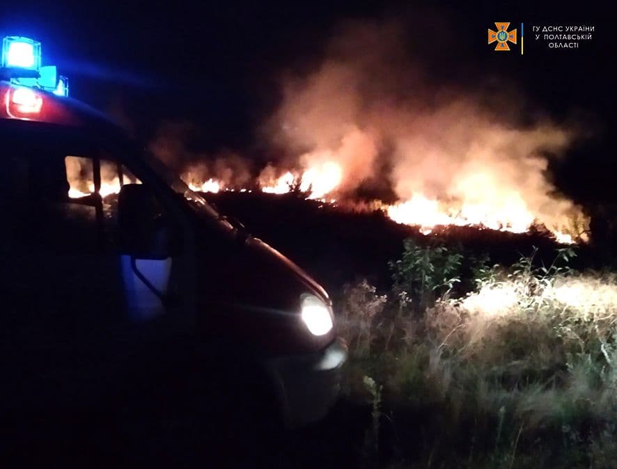 Більше години рятувальники гасили поле у Кременчуцькому районі