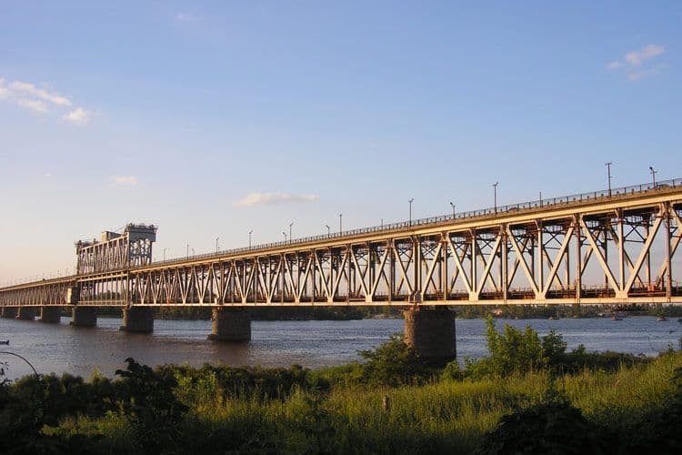 У Кременчуці заборонили рух громадського транспорту Крюківським мостом під час повітряної тривоги
