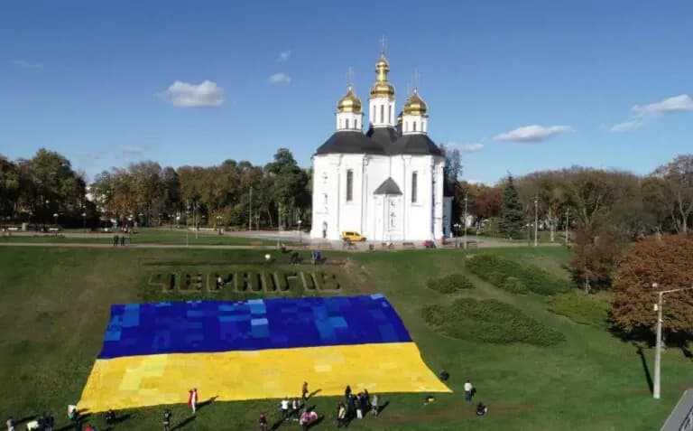 Кременчуківці в'язали найбільший прапор України