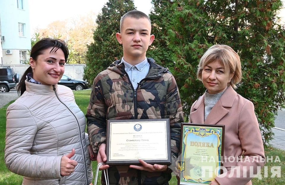 Дев'ятикласник, який роззброїв арбалетницю в полтавській школі, отримав нагороду від поліції