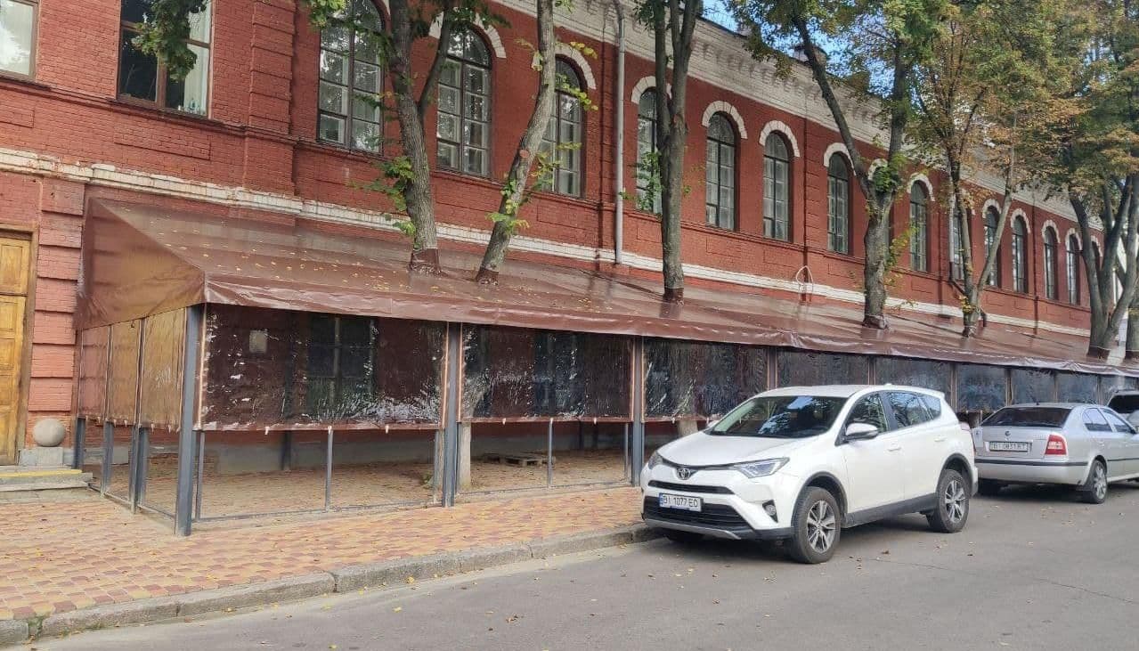 Прокуратура просить демонтувати прибудову до історичної будівлі в центрі Полтави