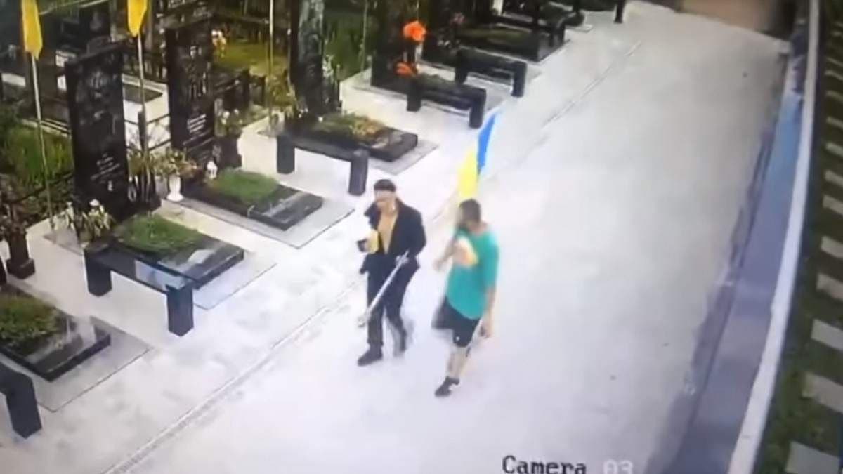 Днями у Полтаві 2 невідомі чоловіки викрали національний прапор з могили військовослужбовця