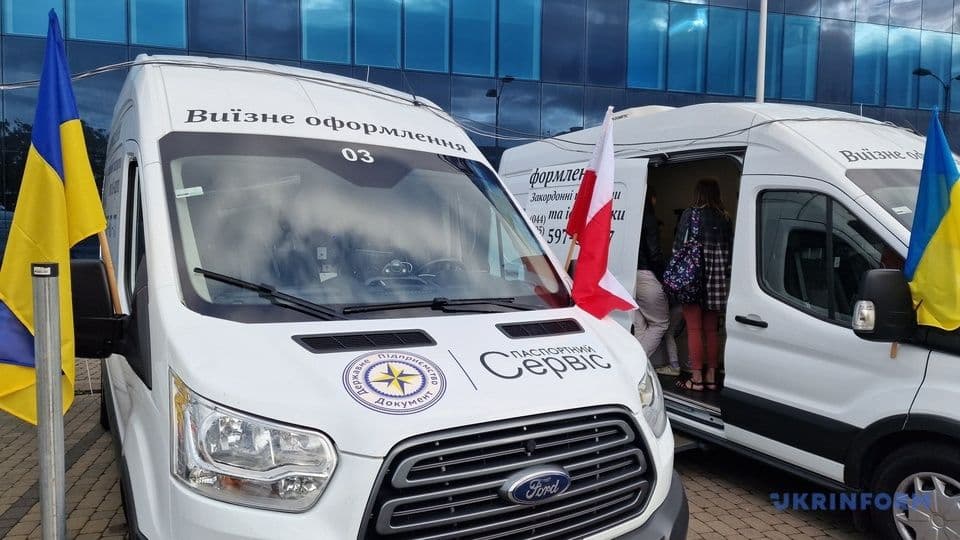 Українські паспорти видаватимуть ще у трьох країнах