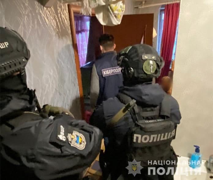 Кіберполіція Полтавщини затримала жінку, яка знімала порнографію за участі своїх доньок