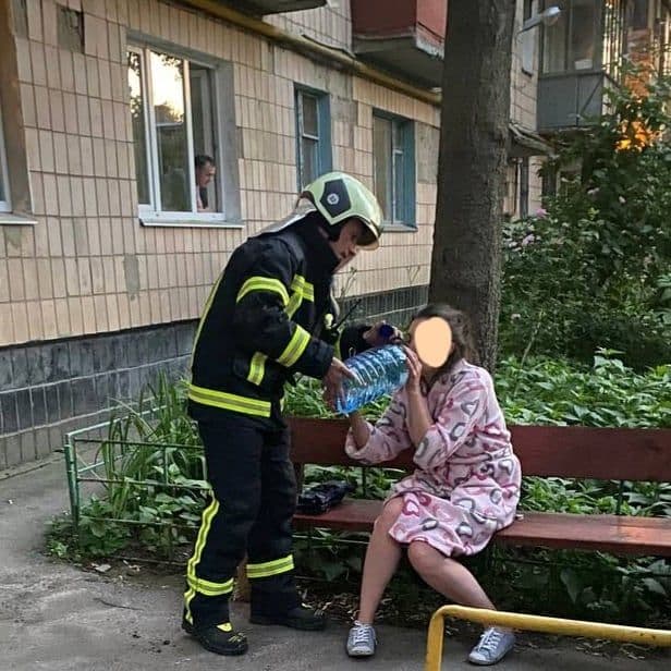Сусіди побачили, як дим валить із вікна: у Полтаві із задимленої квартири врятували двох жінок