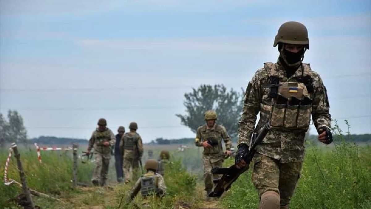 Українські захисники збили ворожий вертоліт і знищили склади військової техніки окупантів — Генштаб