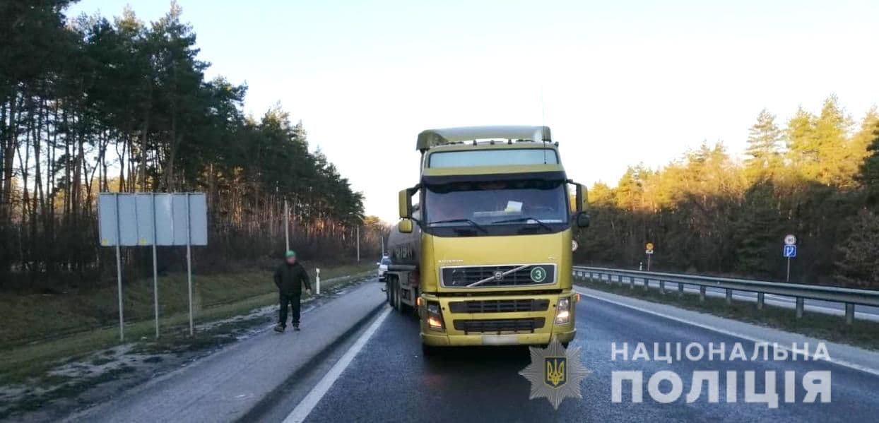 У селі Копили фура на смерть збила пішохода