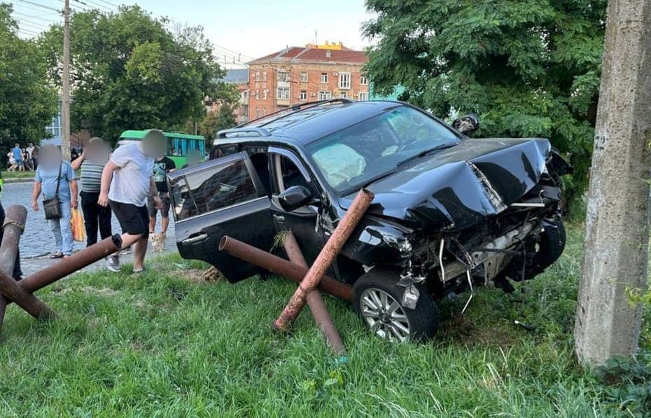 Влетів у протитанковий їжак: подробиці ДТП у Полтаві