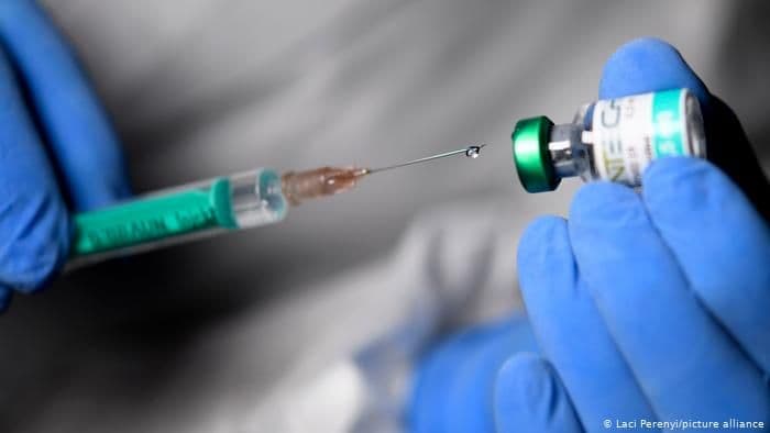 Нещеплених відсторонять від роботи: кому обов'язкова вакцинація