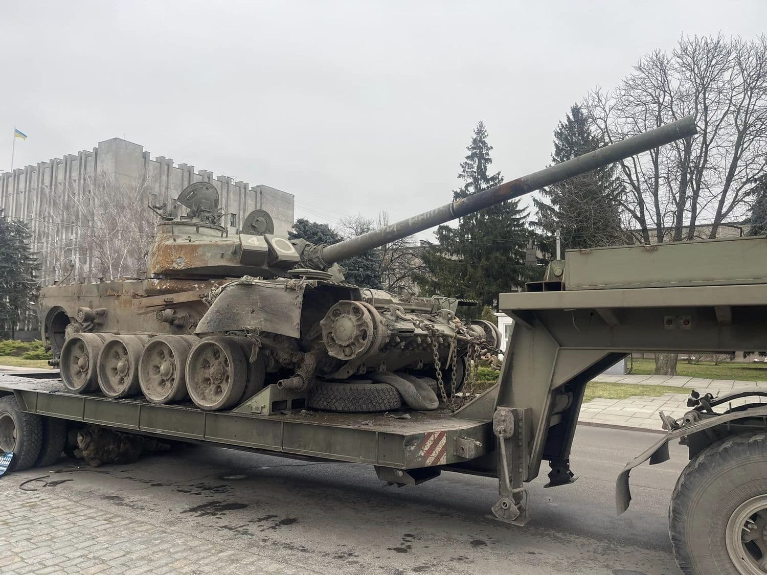 У Кременчуці встановили знищений російський танк на площі Перемоги