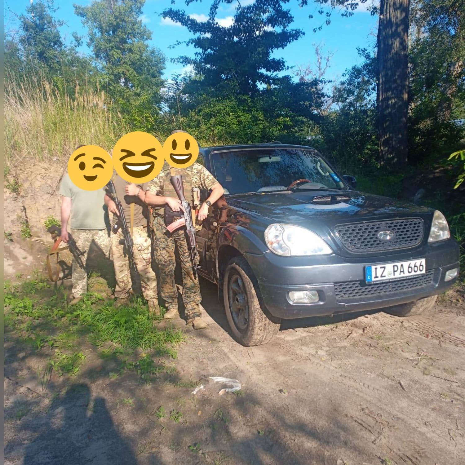 Бійцям з Полтави на фронт передали автомобіль