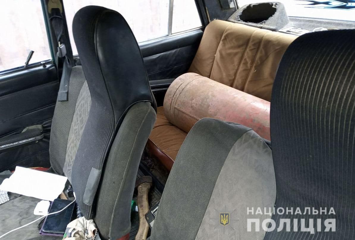 На Полтавщині чоловік хотів покінчити з життям підірвавши газовий балон в автомобілі