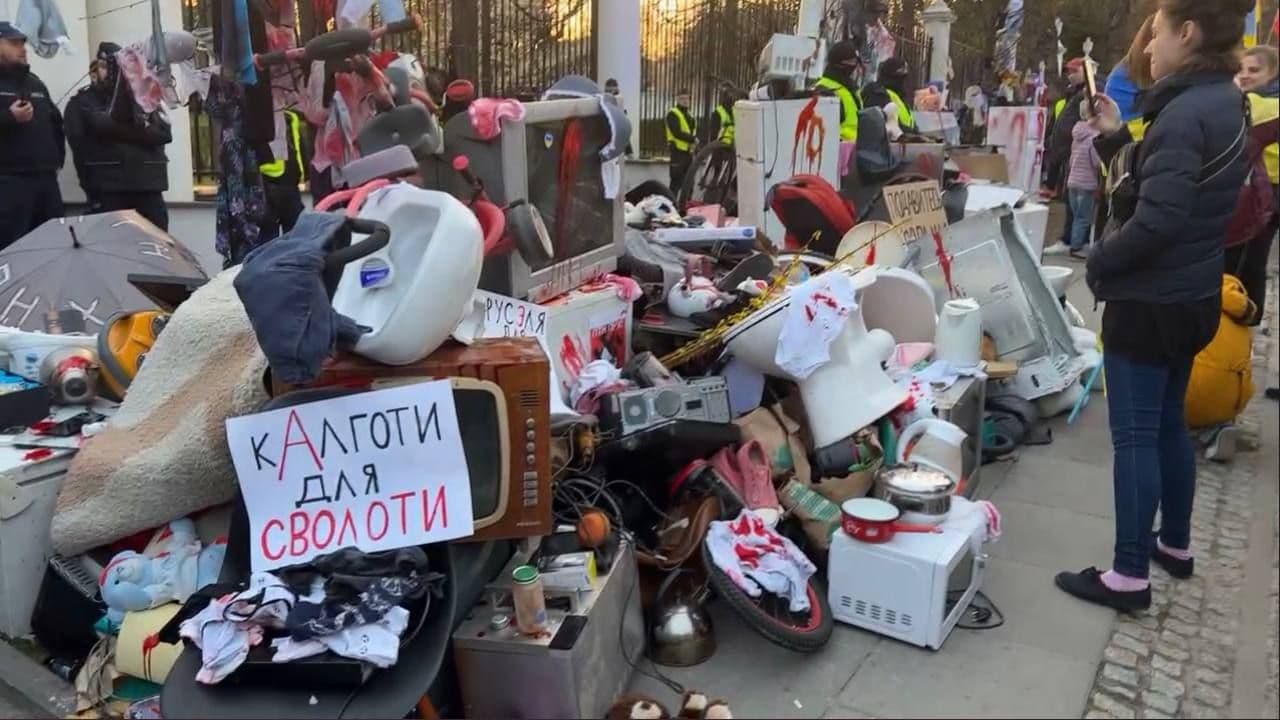 «Трусєля для москаля» — полтавка під посольством росії у Варшаві зібрала "подарунки" для мародерів
