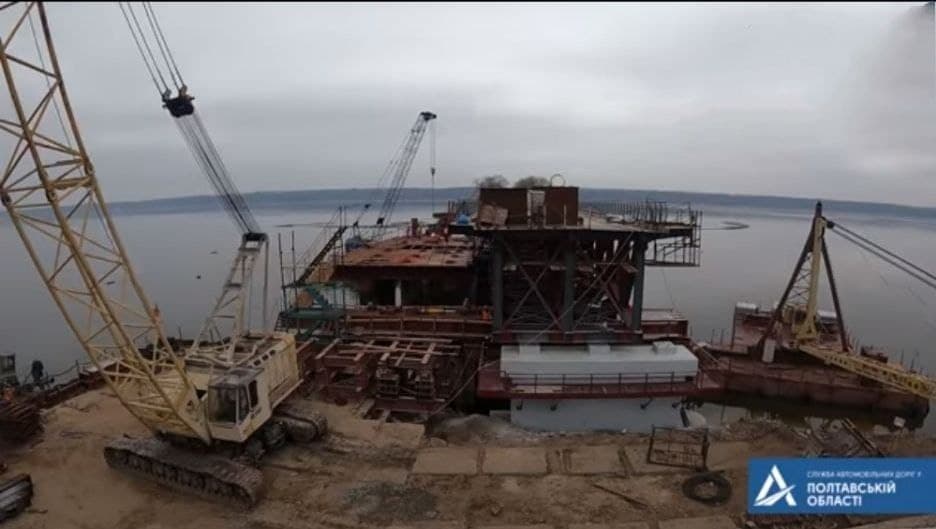 На міст під Кременчуком «насунули» 500-тонну конструкцію (ВІДЕО)