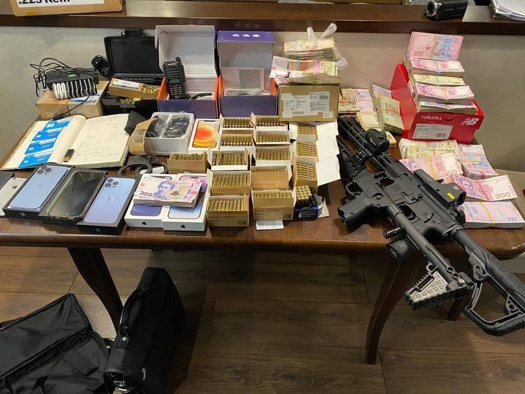 Поліція викрила банду, що торгувала наркотиками й зброєю по всій країні