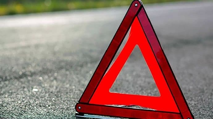 На Полтавщині авто зіштовхнулося з відбійником — троє людей в лікарні