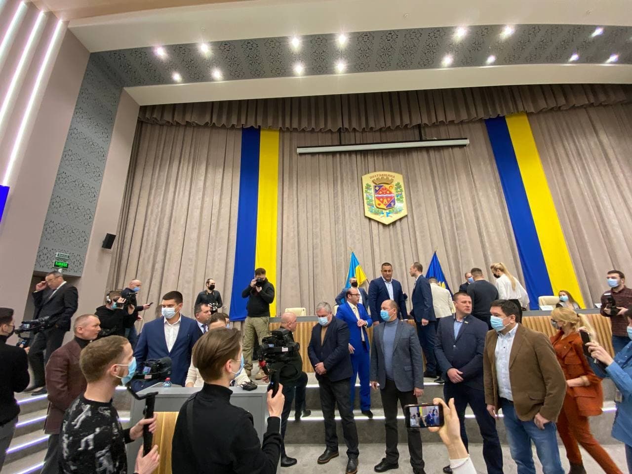 Сесія Полтавської облради почалась з блокування трибуни
