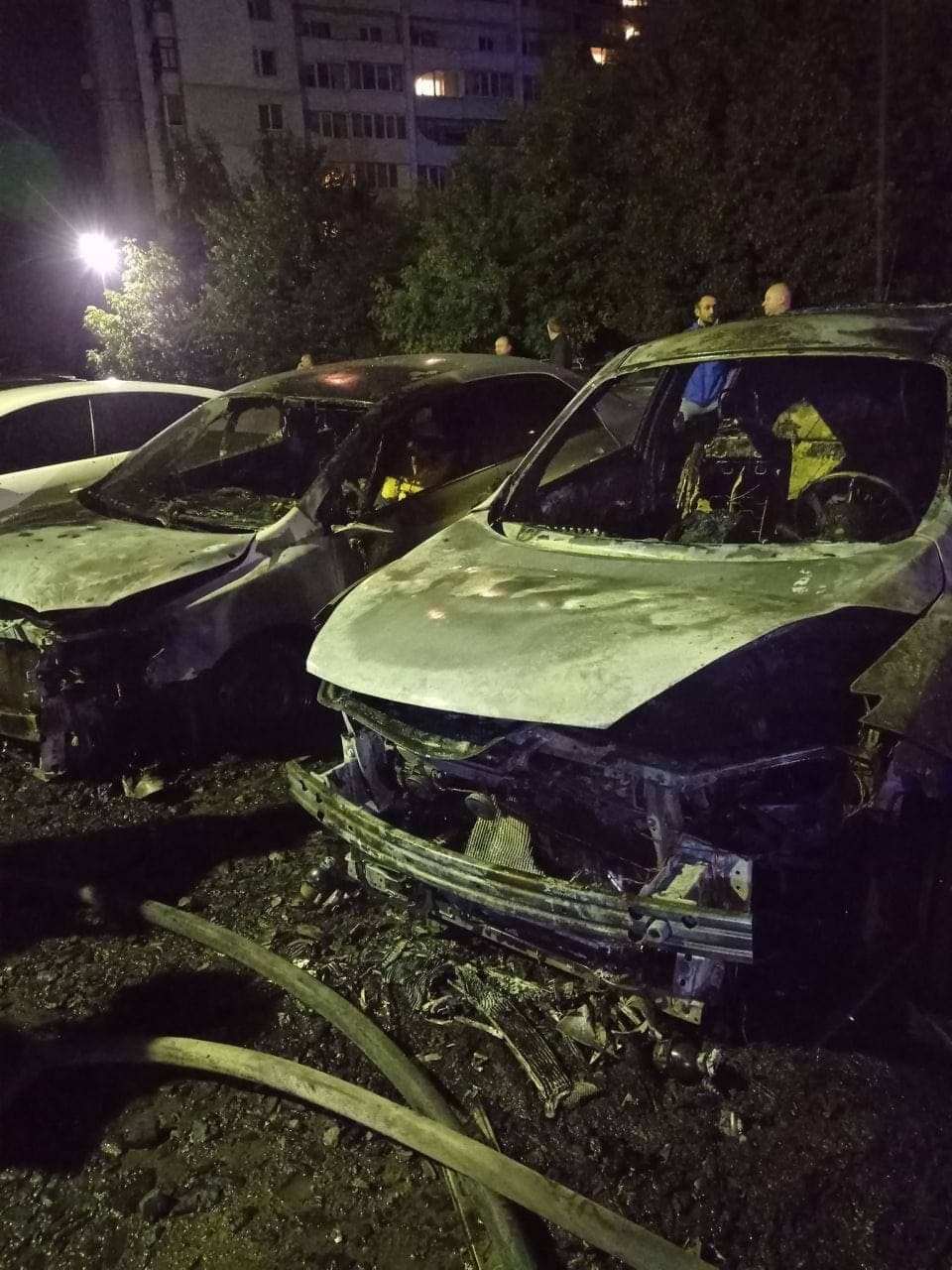 Підпал чи ні: у Полтаві вночі згоріло шість автівок (фото)