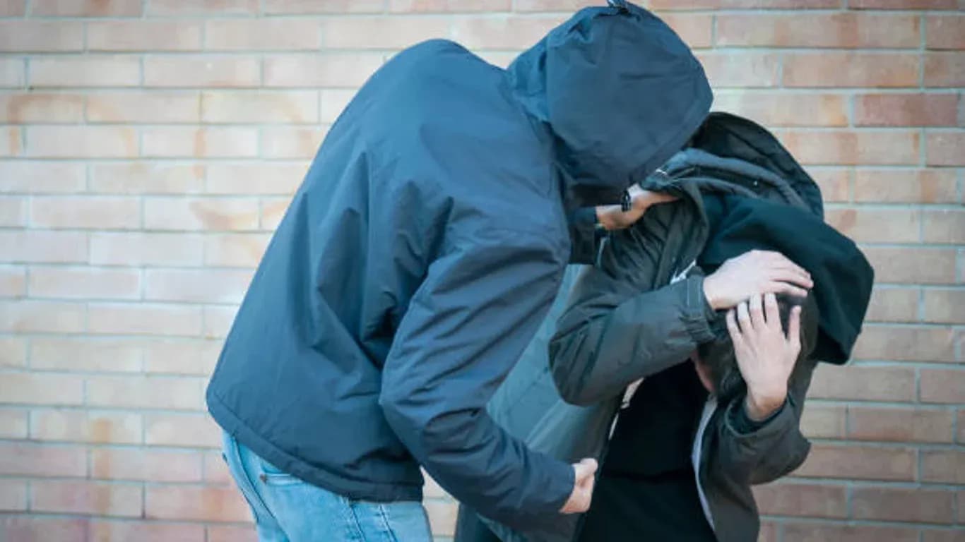 Били металевими трубами — у Кременчуці розслідують бійку між підлітками