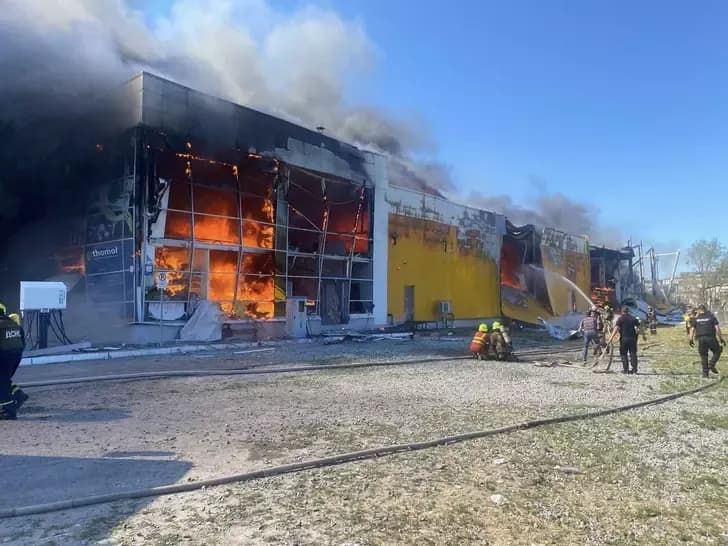 Після ракетного обстрілу ТЦ у Кременчуці, в області тривають перевірки