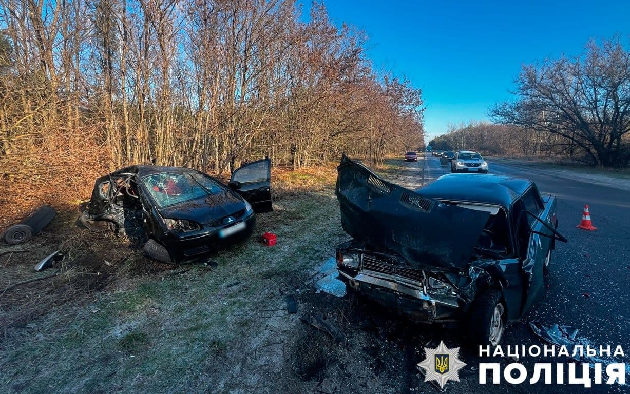 На Полтавщині зіштовхнулися два легковики: водійка Mitsubishi померла у лікарні