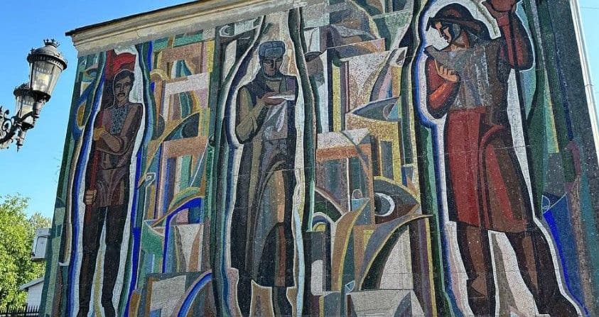 У Кременчуці «декомунізували» панно «Друк нашої партії»