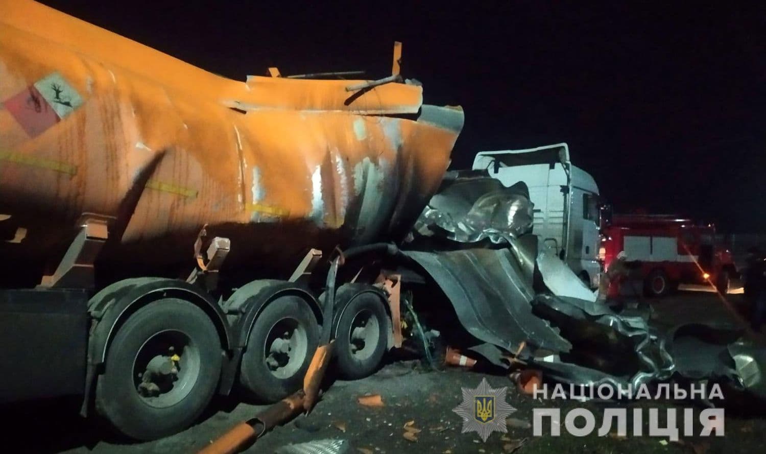 На Полтавщині посеред траси вибухнув бензовоз