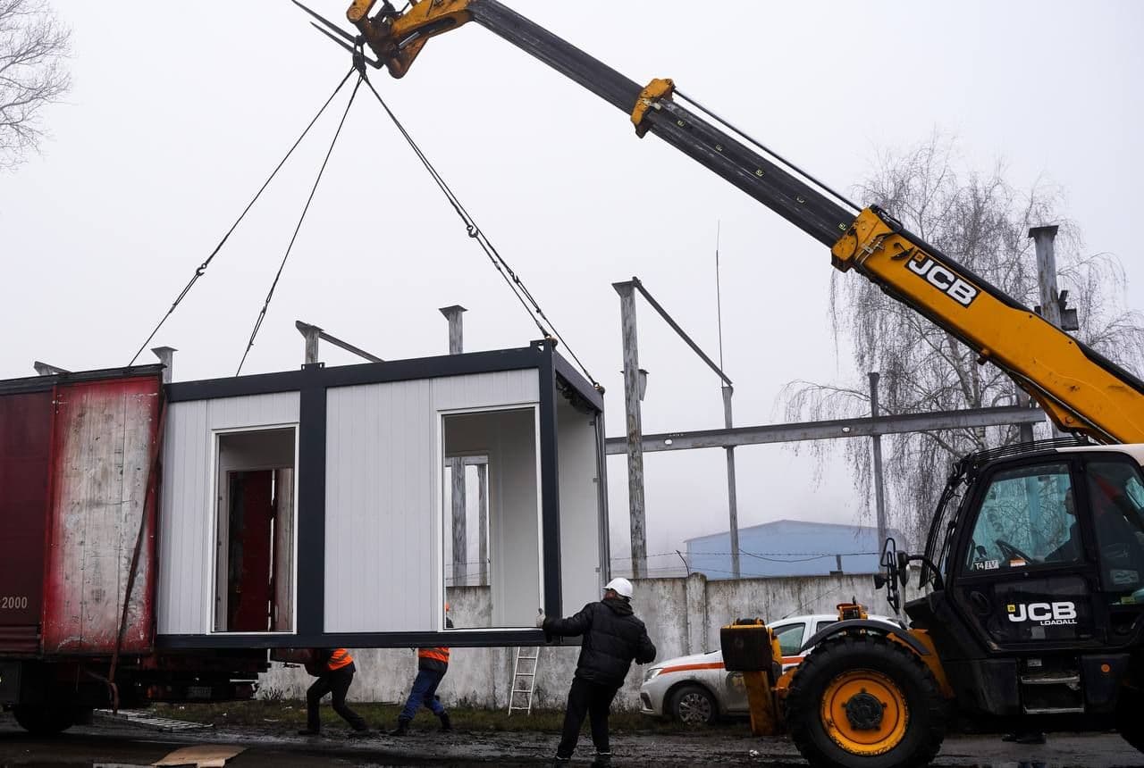 Підготовка встановлення модульного містечка та підбитий російський танк на площі у Кременчуці – головне за 15 січня