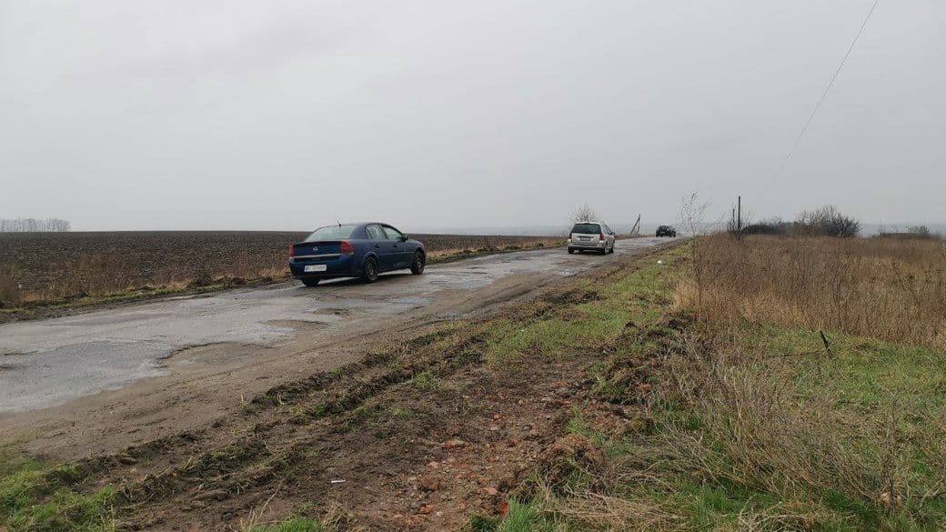У Полтавському районі жителі села самостійно збирають гроші на ремонт дороги