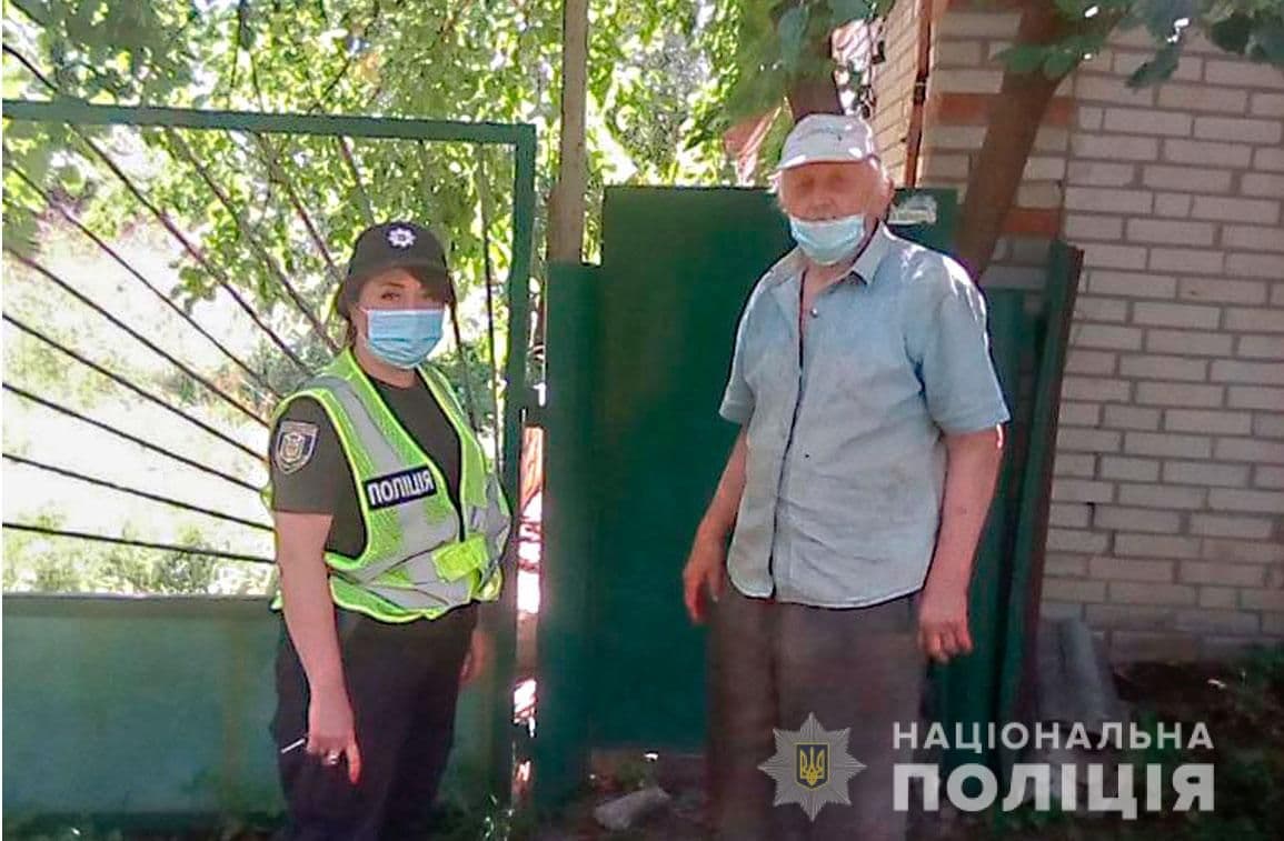 У Миргороді поліціянти допомогли 80-річному дідусю знайти свою домівку