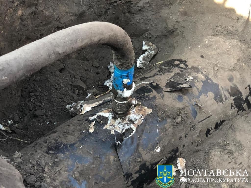 Троє полтавців «врізалися» в трубу й крали нафту