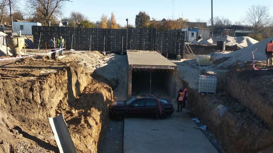 На Полтавщині машина впала у недобудований підземний перехід