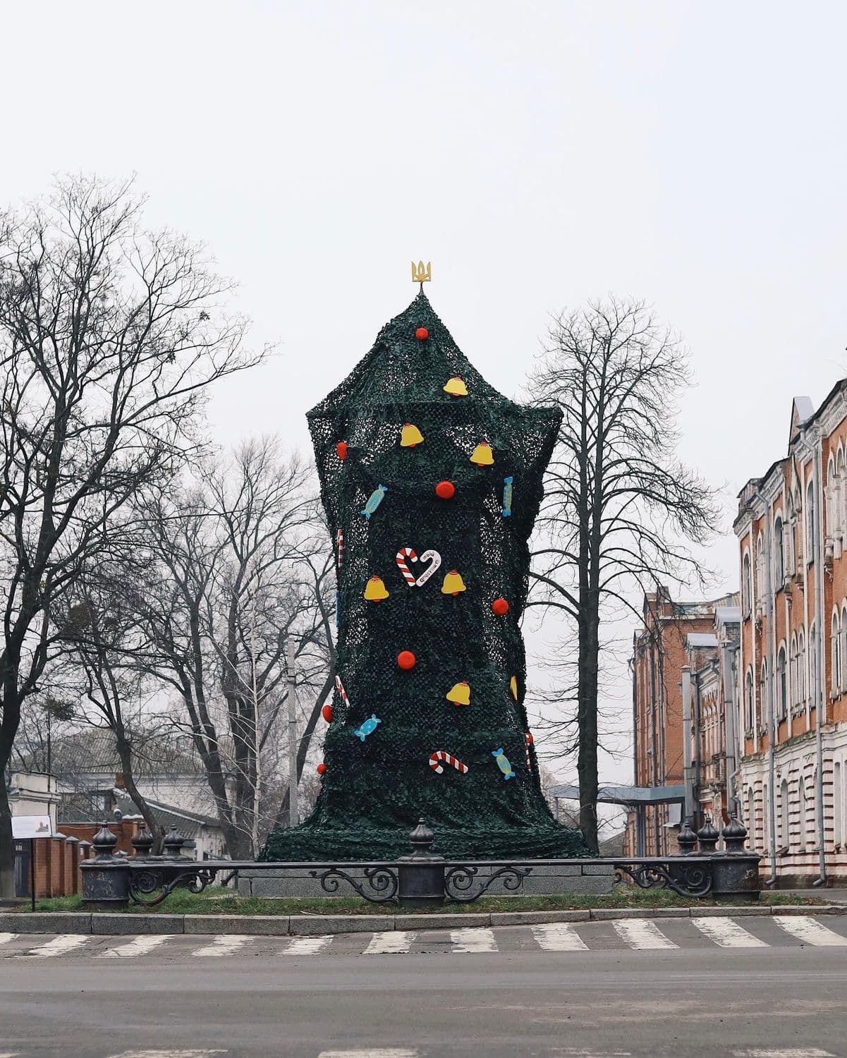 У Полтаві пам'ятник Пєтру I перетворили на ялинку