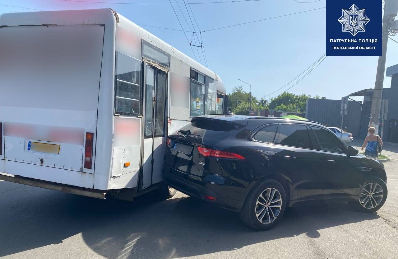 У Полтаві водій маршрутки врізався у припаркований Jaguar