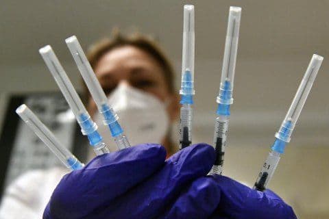 Третя доза вакцини: кому треба колоти