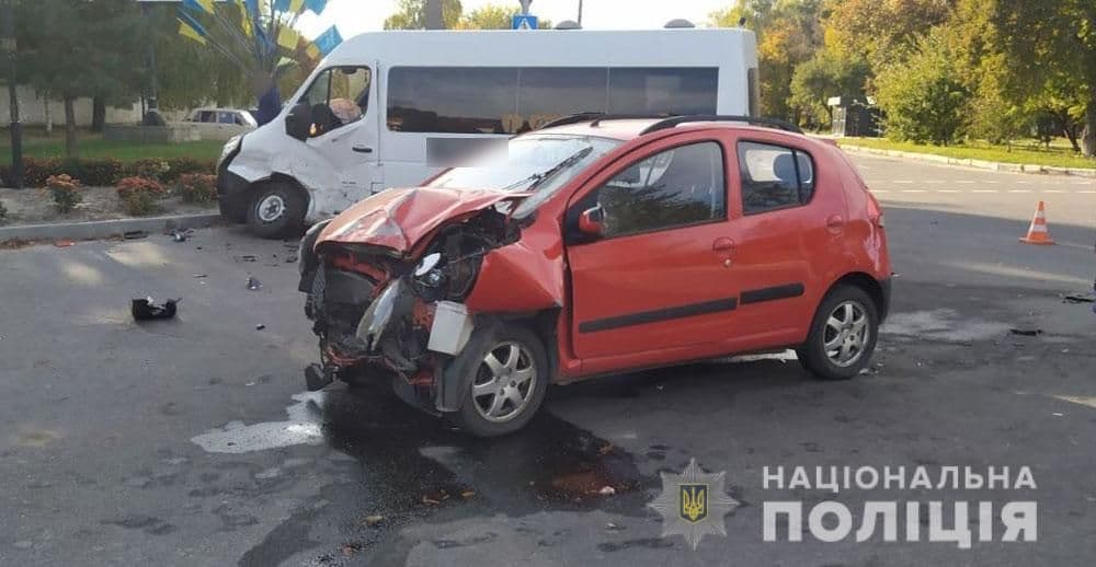 У Пирятині мікроавтобус зіткнувся з автомобілем: двох людей госпіталізували
