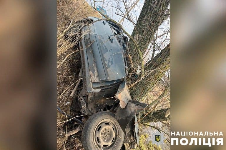 На Полтавщині двоє хлопців загинули у ДТП: їхні тіла з автівки діставали рятувальники