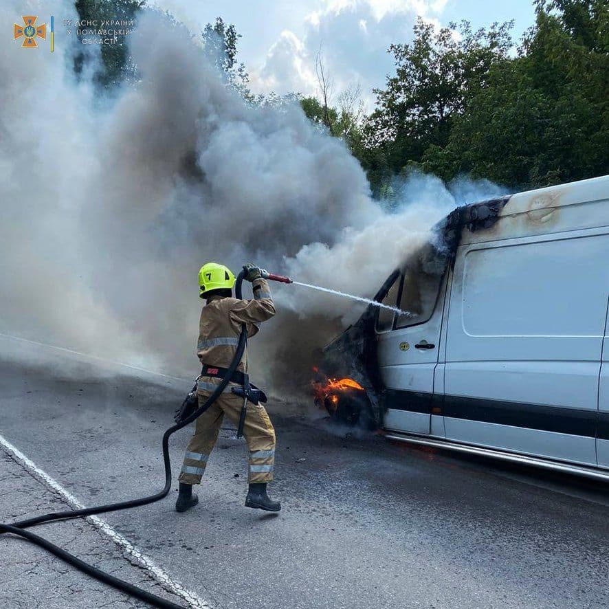 У Полтавському районі на дорозі загорівся вантажний мікроавтобус