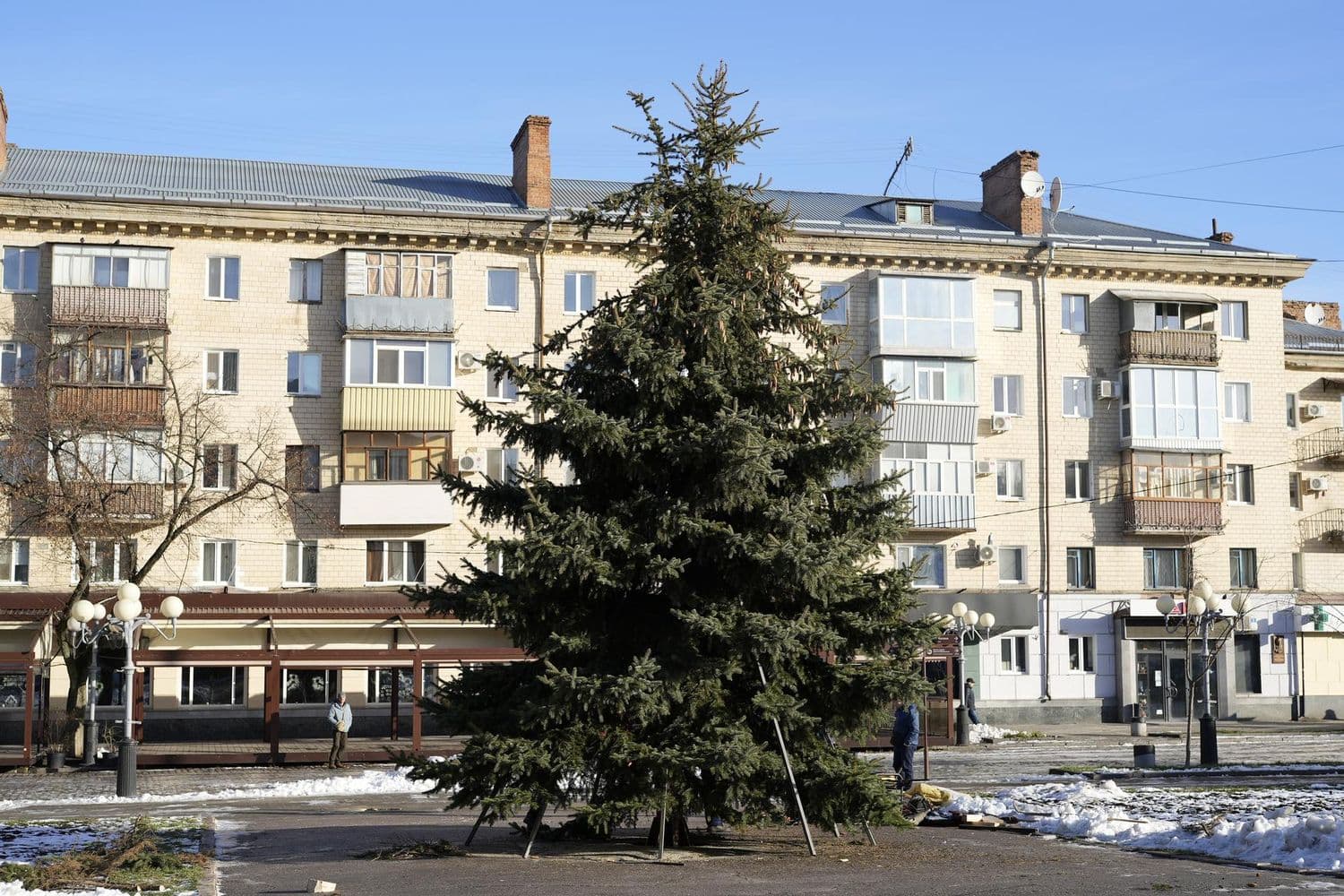 На Театральній площі встановлюють ялинку (фото)