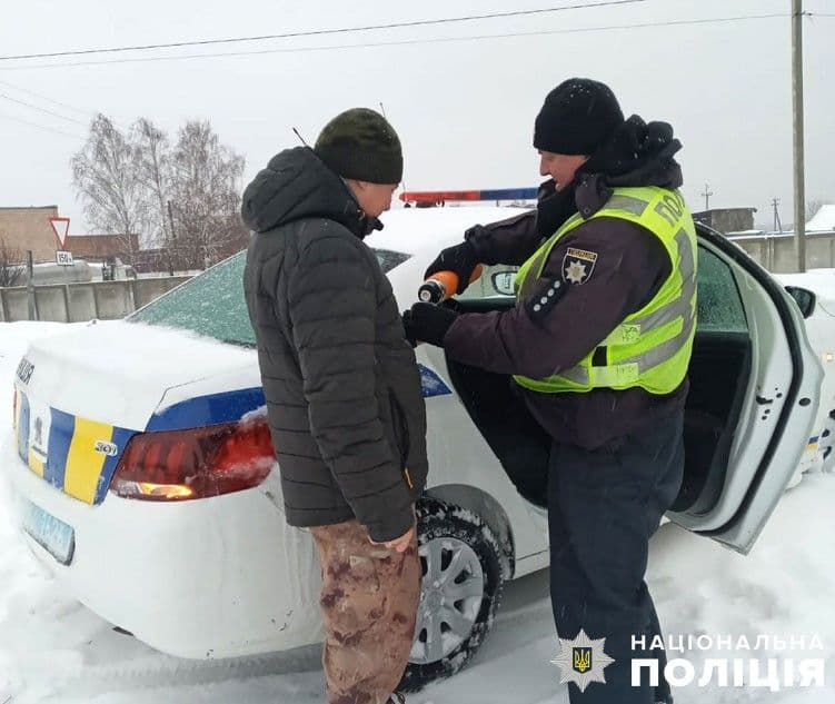 Поліцейські Полтавщини пригощають водіїв чаєм: фотопідбірка