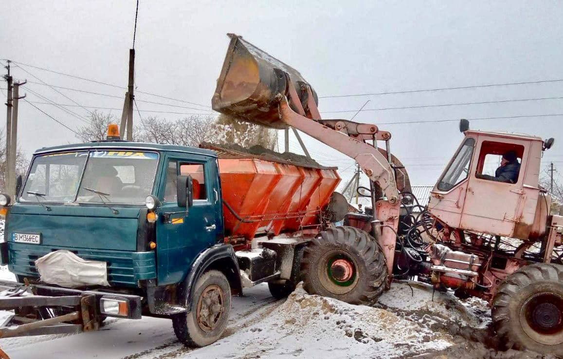 До ожеледиці готові — на Полтавщині спецтехніка обробляє дороги