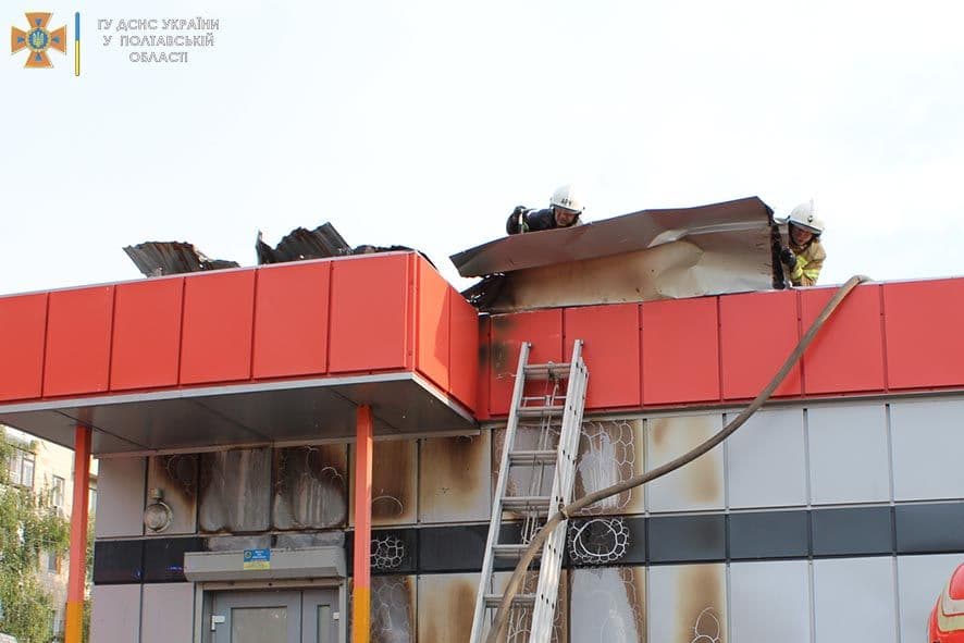 У Полтаві в авіамістечку невідомий підпалив магазин
