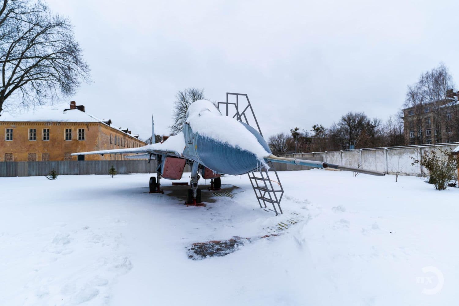 Цей літак — одноліток F-16: дивіться, які літаки зберігаються у полтавському авіамузеї (ФОТО)